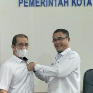 Sekda Rida Ananda Berikan Pin KORPRI Baru Kepada ASN