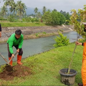 Riza Falepi Tanam Pohon Untuk Tambah Keasrian Kawasan Batang Agam