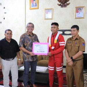 Reward Untuk Muhammad Nabil Asyura Dan 5 Anggota Paskibraka Diserahkan Wali Kota Riza Falepi