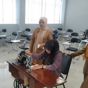 Dukung Ciptakan 100 Ribu Enterprenuer, Disnakerperin Gelar Seleksi Bagi Peserta Pelatihan mMenjahit