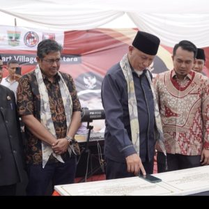 DIRESMIKAN GUBERNUR MAHYELDI, LUBUAK BATINGKOK YANG PERTAMA DI SUMATERA GUNAKAN APLIKASI SIMPELDESA