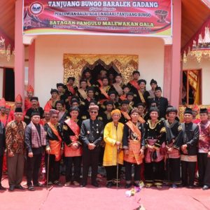 TANJUANG BUNGO BAROLEK GODANG, BUPATI RESMIKAN BALAI ADAT DAN LEWAKAN GALA PANGULU