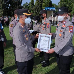 Kapolres Payakumbuh Berikan Penghargaan Kepada Personil Berprestasi
