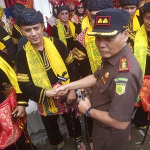 Kajari Payakumbuh Selipkan Keris Kepada Zeki Datuak Paduko Sati Marajo