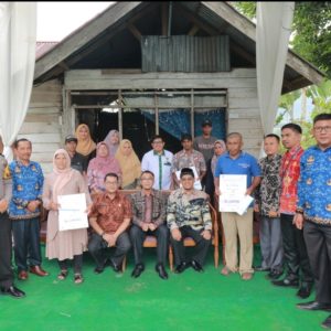 Pj. Wali Kota Payakumbuh Menyerahkan Bantuan Stimulan Rehab Rumah