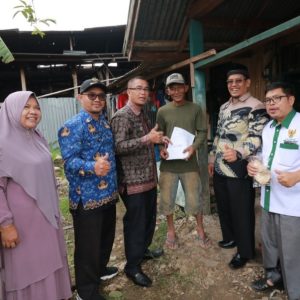 Sering Terharu Dengan Kesulitan Warganya, Wako Rida Ananda Serahkan Bantuan Modal Usaha Buat Muhardi