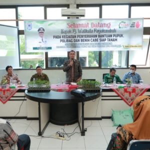 Terus Kendalikan Inflasi, Wako Rida Ananda Serahkan Bantuan Benih, Pupuk, Dan Polibag Buat Masyarakat