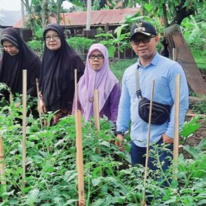 Gerakan Tanaman Pangan Cepat Panen Guna Penggulangan Kemiskinan Ekstrem Dan Antisipasi Dampak Inflasi Di Kelurahan Napar