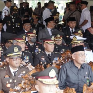 BERLANGSUNG KHIDMAT, BUPATI SAFARUDDIN HADIRI PUNCAK PERINGATAN HUT TNI KE-77 DI LAPANGAN IMAM BONJOL