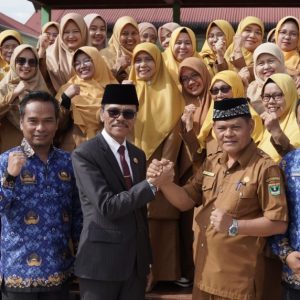 JADI PEMBINA UPACARA DI SMA N 1 SULIKI, BUPATI SAFARUDDIN : PELAJAR HARUS MEMILIKI TIGA KECERDASAN