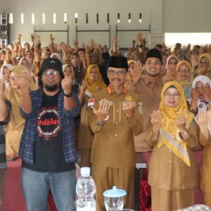 TINGKATKAN KEMAMPUAN LITERASI, BUPATI SAFARUDDIN BUKA PELATIHAN GURU MENULIS