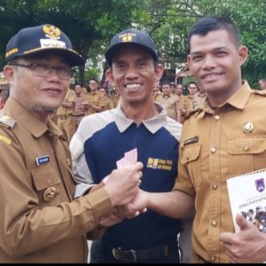 Tak Disangka, Dua Pegawai PUPR Yang Berpakaian Rapi dan Lengkap Diganjar Uang Spontan Oleh Wali Kota Rida Ananda