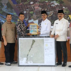 Wujudkan Satu Basis Data Geospasial,Bupati Safaruddin Serahkan 70 Peta Nagari