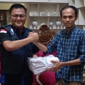 Dukung SMSI Luak 50, Wabup RKN Serahkan Seragam Pengurus