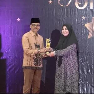 Safaruddin Dt. Bandaro Rajo Bupati Lima Puluh Kota menerima anugerah Sebagai Tokoh PENGUATAN ADAT DAN BUDAYA MINANGKABAU