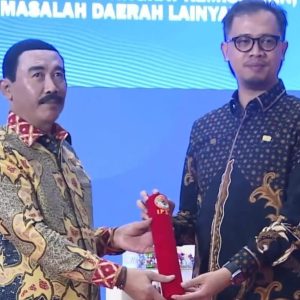 Jadi Narsum Nasional IPDN, Erman Safar Diberi Penghargaan Kartika Pamong Praja Muda