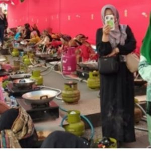 Pemko Bukittinggi Adakan Lomba Masak Rendang di Pelataran Jam Gadang