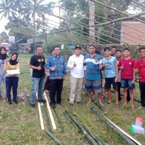 Wako Rida Ananda Turun Lapangan Tinjau Gorong-Gorong Di Koto Baru, Ikut Bantu Warga Bangun Lapak Pabukoan