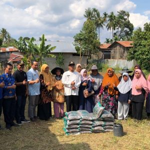 Cegah Inflasi, 200 batang dan 20 kilo Bantuan Diserahkan Pj. Walikota Payakumbuh