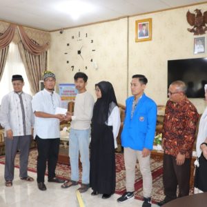 Wako Rida Ananda Bersama Baznas Serahkan Bantuan 1 Juta Untuk 35 Mahasiswa