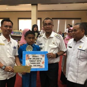 Pj. Walikota Payakumbuh Apresiasi dan Serahkan Penghargaan Bagi Peserta Didik Terbaik Tahun 2022