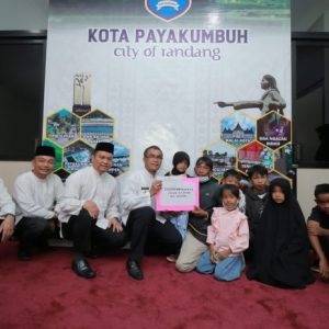 Pj. Wali Kota Payakumbuh Serahkan Bantuan Beasiswa Untuk Anak Yatim