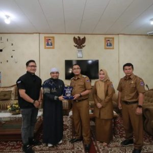 Disambut Rida, Presenter Kenamaan Arie Untung Takjub Dengan Alam Dan Kuliner Payakumbuh