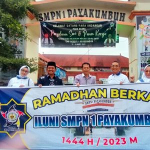 Rqmadhan Penuh Berkah, ILUNI SMPN 1 Payakumbuh Bagi Ratusan Takjil Berbuka Puasa Buat Warga Kota Batiah
