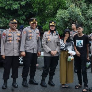 Raih Keberkahan Bulan Ramadhan, Polres Payakumbuh Bagikan Takjil Gratis.