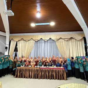 KENALKAN KERAJINAN LIMA PULUH KOTA, NEVI SAFARUDDIN DAN FAT WIDYA TERIMA KUNJUNGAN DWP KABUPATEN BENER MERIAH