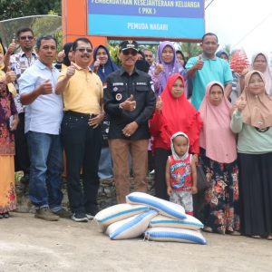 SALURKAN 6,2 TON BERAS DI NAGARI KOTO TANGAH, BUPATI SAFARUDDIN : KETAHANAN PANGAN HARUS MENJADI PERHATIAN KHUSUS