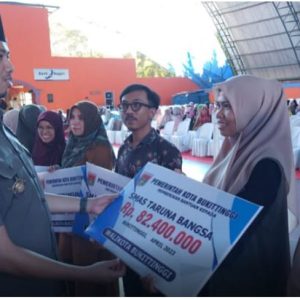 Wali Kota Bukittinggi Beri Batuan Insentif dan THR Bagi Guru Non PNS Setingkat SMA Walaupun Wewenang Pemprov