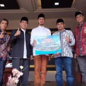 Wako Erman Safar Serahkan Dana Hibah Pada IKTR Dari Dana Pokir Anggota DPRD Kota Bukittinggi