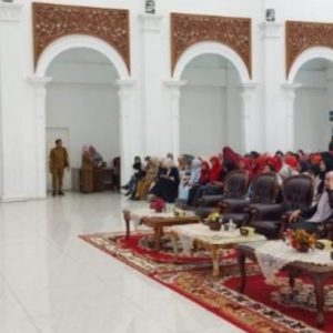 Wali Kota Bukittinggi Berikan Materi Pada Sekolah Keluarga Lanjut Tahun 2023