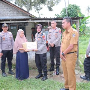 Wujud Kepedulian Terhadap Warga, Kapolres Payakumbuh Salurkan Bantuan Sosial