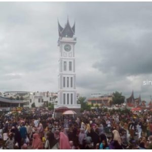 Antusias Masyarakat Kota Bukittinggi Padati Taman Jam Gadang Sambut Kehadiran UAS
