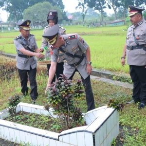 DALAM RANGKA HARI BHAYANGKARA KE-77, POLRES PAYAKUMBUH GELAR UPACARA ZIARAH KE TAMAN MAKAM PAHLAWAN