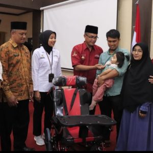 Baru Dilantik LKKS Kota Payakumbuh Tancap Gas Serahkah Bantuan Kepada Warga Miskin ekstrim