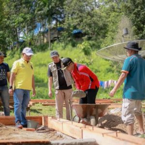 Rehab Rumah Bapak Khaidir, Pj. Walikota Payakumbuh Turun Langsung Berikan Bantuan Moril dan Tenaga