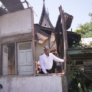 Rumah Warga Tertimpa Pohon, Pj. Walikota Datangi Langsung Kediaman Marius Efendi