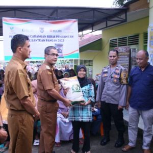 Wako Rida Ananda Serahkan Cadangan Beras Di Kelurahan Sapaku Untuk Lawan Inflasi