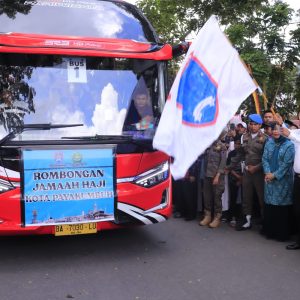 Pj. Wako Rida Ananda Lepas Warga Berangkat Haji Ke Tanah Suci