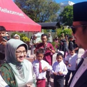 Wako Erman Safar Beri Bantuan Chormebook dan Laptop Pada SDN 03 Pakan Kurai Sebagai Penunjang Sekolah Digital