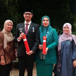 Erman Safar Disematkan Penghargaan Nasional Tertinggi Program Pembangunan Keluarga Manggala Karya Kencana 2023