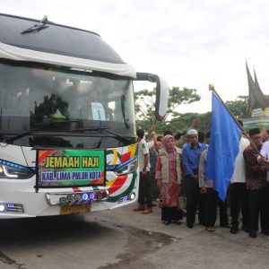 Wabup Rizki Kurniawan Nakasri Lepas Keberangkatan 274 Jemaah Haji Kabupaten Limapuluh Kota Menuju Tanah Suci