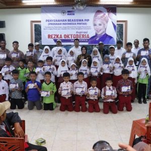 Rezka Oktoberia Salurkan Puluhan Bantuan Beasiswa Program Indonesia Pintar di Nagari Situjuah