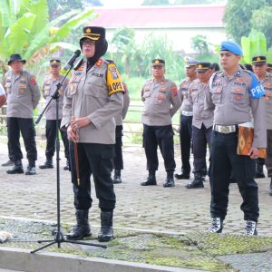 Peduli Lingkungan Sekitar, Kapolres Payakumbuh Pimpin Personel Bersihkan Sampah