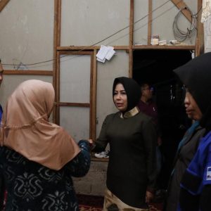 Tingkatkan Kesejahteraan Masyarakat, Rezka Oktoberia Bantu Rumah Warga yang Belum Punya Listrik