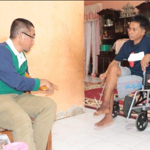 Pj. Wako Rida Ananda Besuk Madan, Warga Yang Alami Patah Kaki Akibat Kecelakaan
