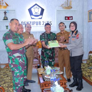 Hut Denzipur 2/Ps, Forkopimda Kota Payakumbuh dan Limapuluh Kota Beri Kejutan Kue Ulang Tahun